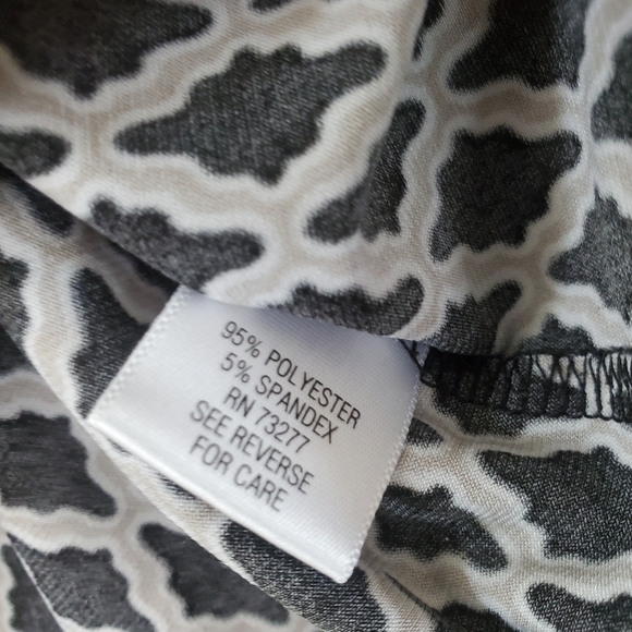 Patterned Sleeveless Blouse - Picture 4 of 4